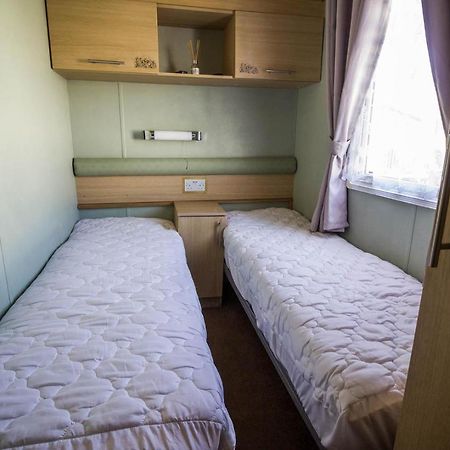 Lovely Caravan With Wifi At Broadland Sands In Suffolk Ref 20035Bs Hotel Hopton on Sea Exterior foto