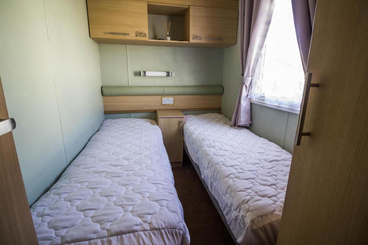 Lovely Caravan With Wifi At Broadland Sands In Suffolk Ref 20035Bs Hotel Hopton on Sea Exterior foto