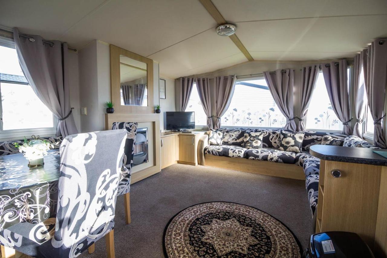 Lovely Caravan With Wifi At Broadland Sands In Suffolk Ref 20035Bs Hotel Hopton on Sea Exterior foto