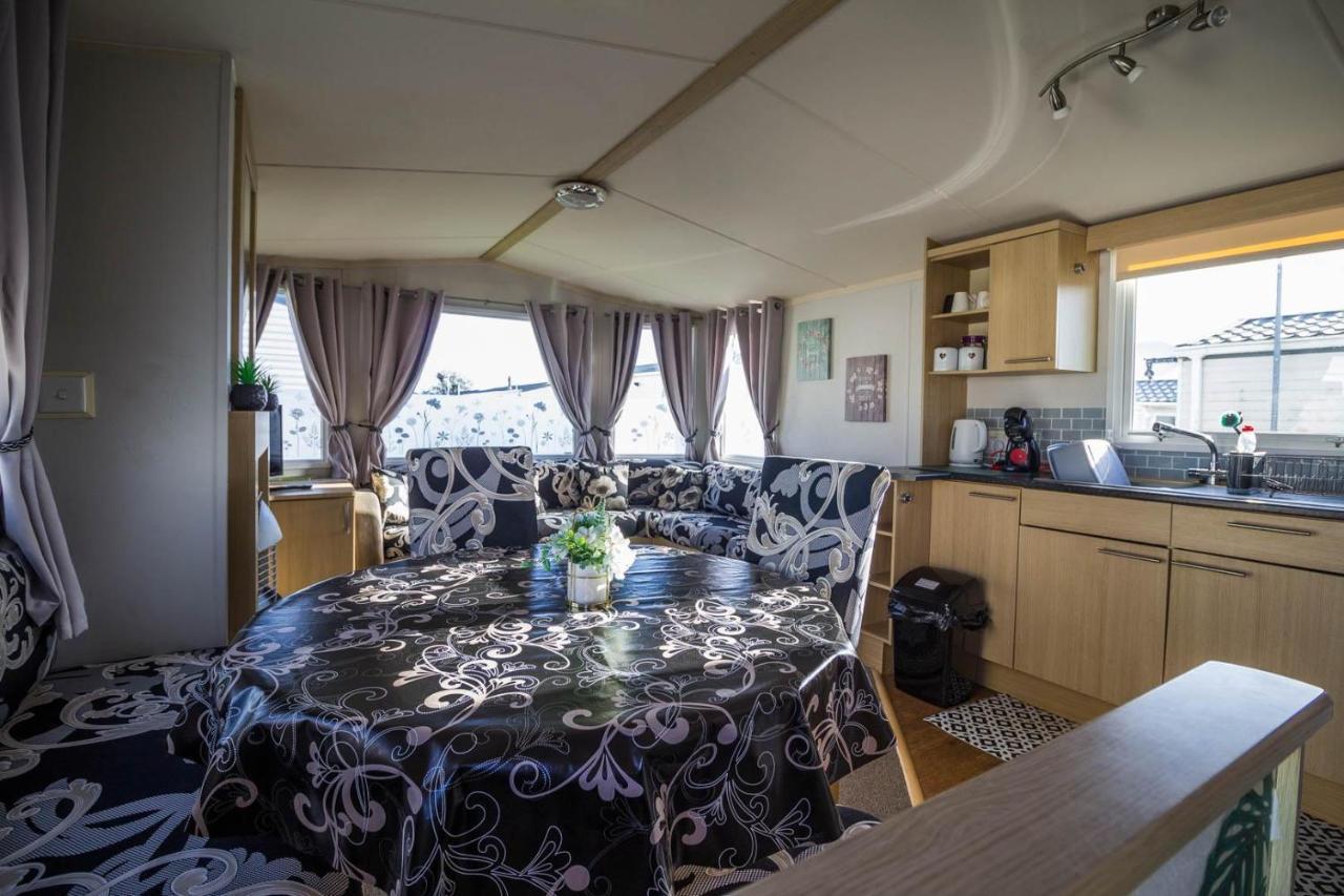 Lovely Caravan With Wifi At Broadland Sands In Suffolk Ref 20035Bs Hotel Hopton on Sea Exterior foto
