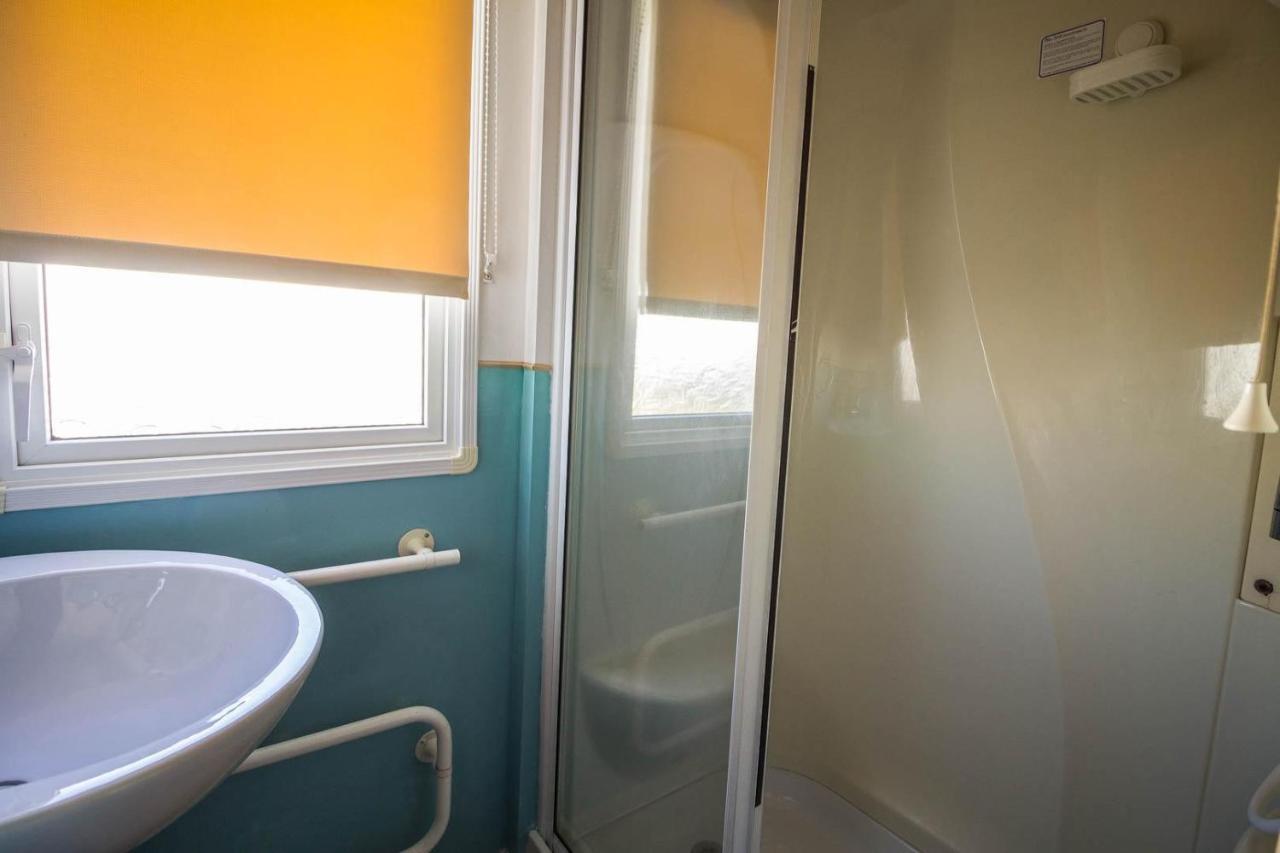 Lovely Caravan With Wifi At Broadland Sands In Suffolk Ref 20035Bs Hotel Hopton on Sea Exterior foto
