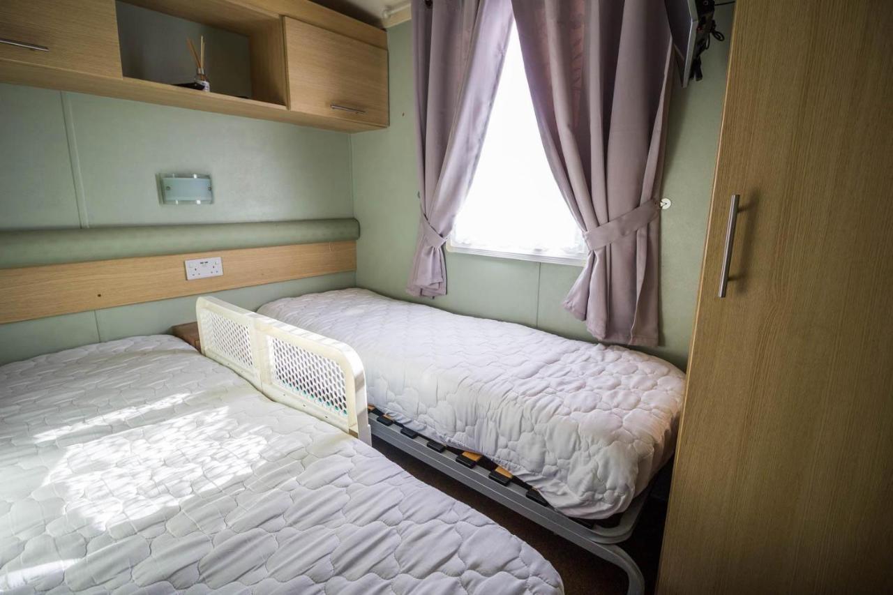 Lovely Caravan With Wifi At Broadland Sands In Suffolk Ref 20035Bs Hotel Hopton on Sea Exterior foto