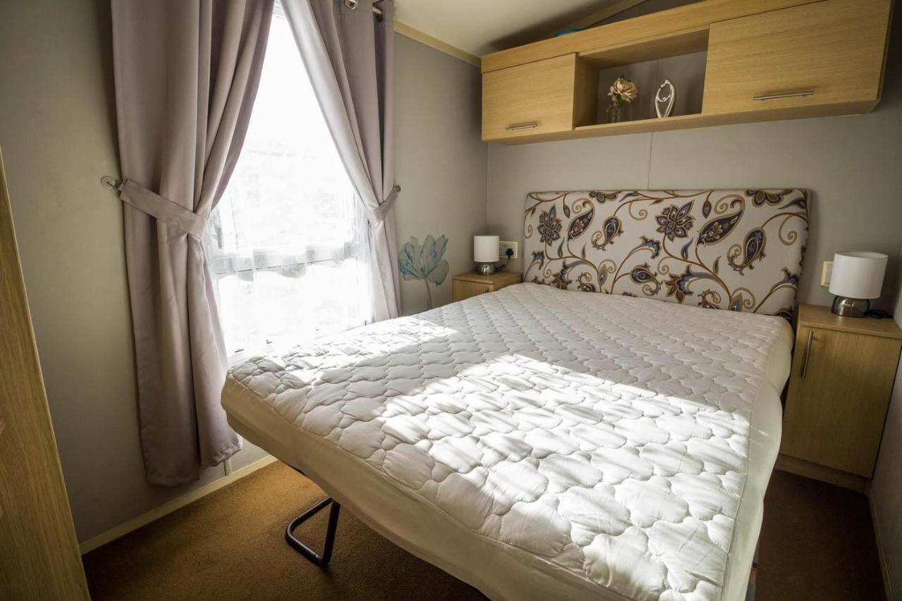 Lovely Caravan With Wifi At Broadland Sands In Suffolk Ref 20035Bs Hotel Hopton on Sea Exterior foto